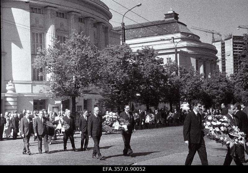 Helilooja, NSV Liidu rahvakunstniku Heino Elleri matuserongkäik Estonia puiesteel.