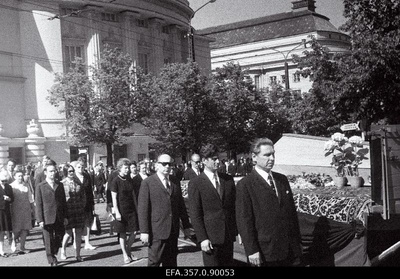 Helilooja, NSV Liidu rahvakunstniku Heino Elleri matuserongkäik Estonia puiesteel.  similar photo