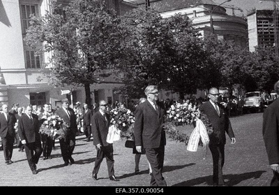 Helilooja, NSV Liidu rahvakunstniku Heino Elleri matuserongkäik Estonia puiesteel.  similar photo
