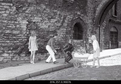 Kaader filmistuudio "Tallinnfilm" värvifilmist "Varastati Vana Toomas". Vasakult 3. Vana Toomas - ENSV teeneline kunstitegelane Kaljo Kiisk.  similar photo