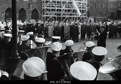 Tallinna Tuletõrje Maja puhkpilliorkester H. Orusaare juhatusel Raekoja platsil esinemas.  similar photo