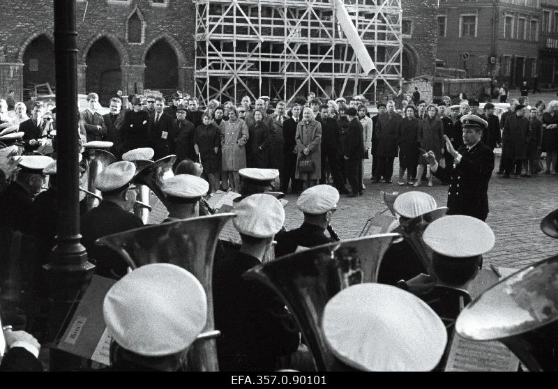 Tallinna Tuletõrje Maja puhkpilliorkester H. Orusaare juhatusel Raekoja platsil esinemas.