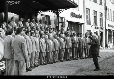 Riiklik Akadeemiline Meeskoor esinemas NSV Liidu rahvakunstniku Gustav Ernesaksa juhatusel Raekoja platsil.  similar photo