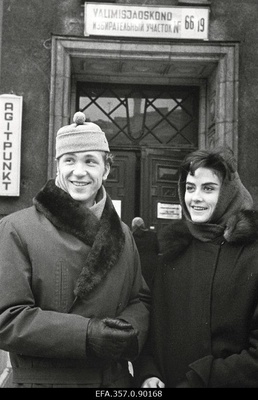 RAT „Estonia“ balletisolistid Ülle Ulla ja Endrik Kerge ENSV Ülemnõukogu valimiste päeval valimisjaoskonna ees.  similar photo