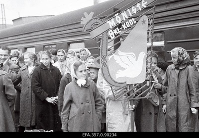 Koolinoorte I laulupeole saabunud Võru rajooni Mõniste 8-klassilise Kooli õpilased Balti jaamas.  similar photo