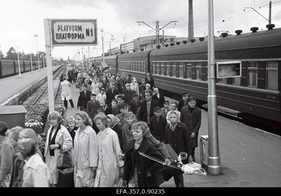 Koolinoorte I laulupeole saabunud vabariigi õpilased Balti jaamas.  similar photo