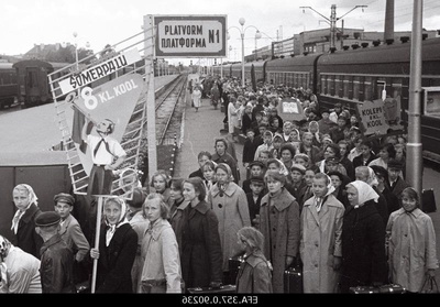 Koolinoorte I laulupeole saabunud vabariigi õpilased Balti jaamas.  similar photo