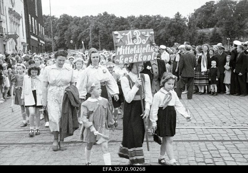 Tallinna laulupäeva rongkäik Võidu väljakul.