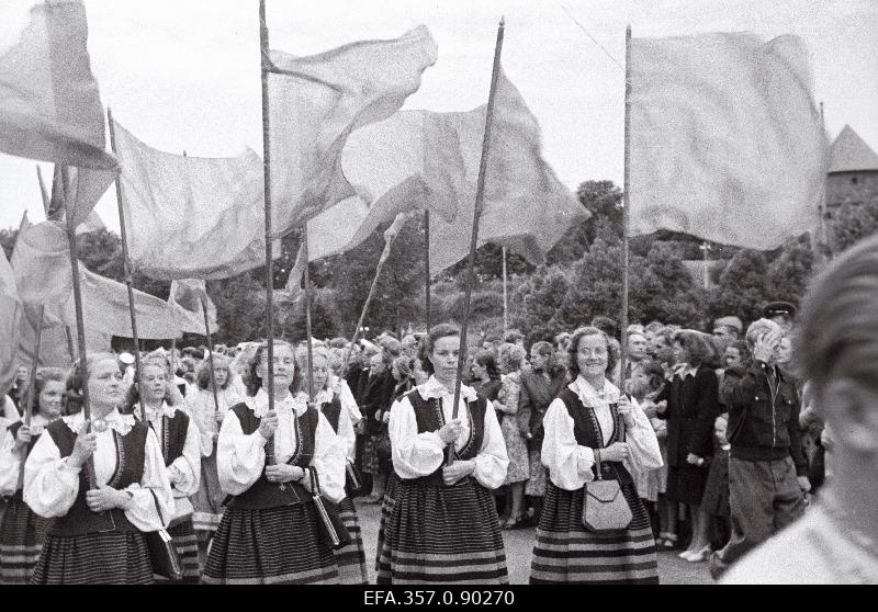 Tallinna laulupäeva rongkäik Võidu väljakul.