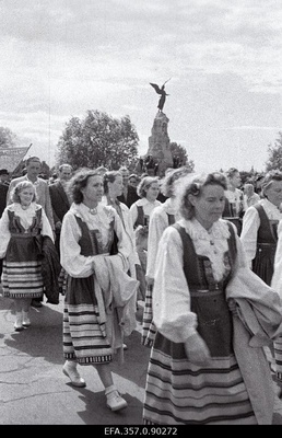 Tallinna laulupäeva rongkäik Russalka juures.  similar photo