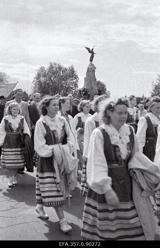 Tallinna laulupäeva rongkäik Russalka juures.