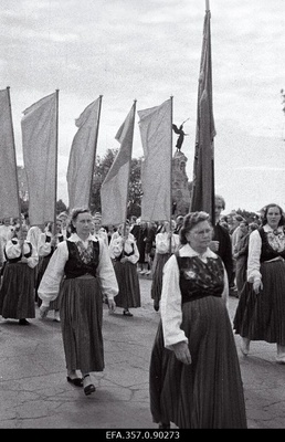 Tallinna laulupäeva rongkäik Russalka juures.  similar photo