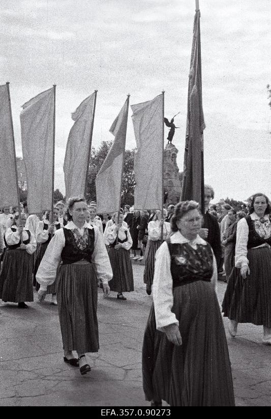 Tallinna laulupäeva rongkäik Russalka juures.