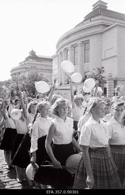 Koolinoored Eesti NSV 1960. a üldlaulupeo rongkäigus Estonia puiesteel.  similar photo