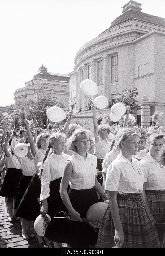 Koolinoored Eesti NSV 1960. a üldlaulupeo rongkäigus Estonia puiesteel.