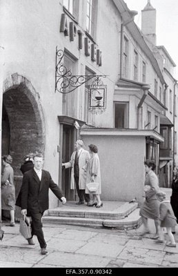 Raeapteegi hoone Raekoja platsil.  similar photo