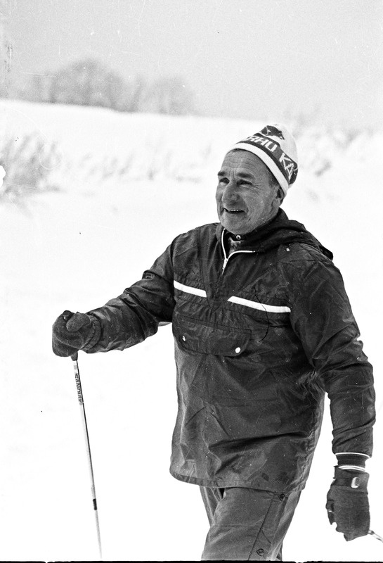 Spordiühing "Jõud" vaneminstruktor-suusatreener Helmut Meier suusatamas