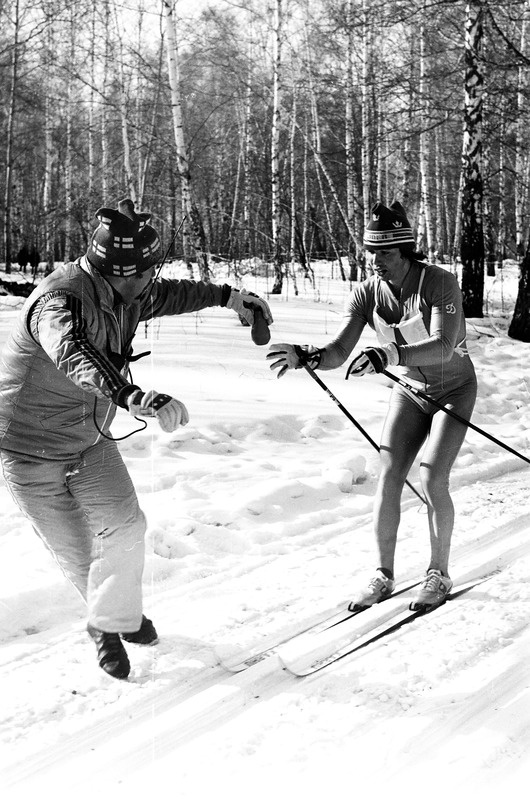 Spordikohtunik Hillar Mändalu teenindab joogipunktis suusatajat