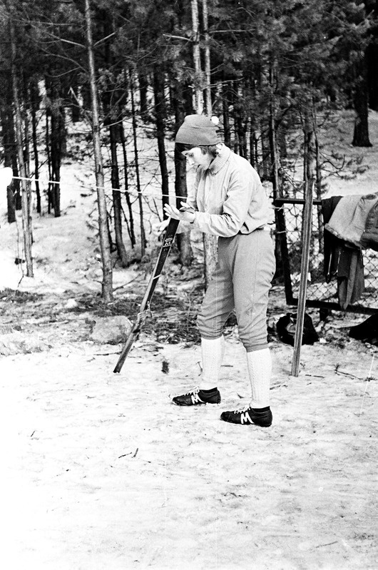 Naissuusataja Eda Veeber suuski määrimas