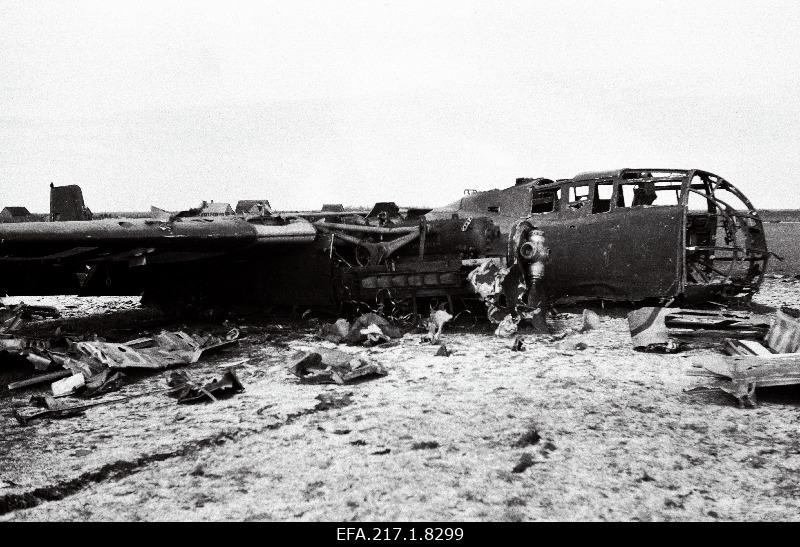 Saksa pommitaja vrakk Kuressaare lähedal heinamaal.