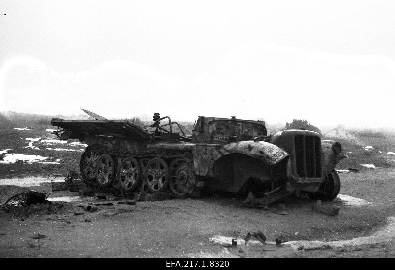 Saksa roomikauto rusud Salme külas.