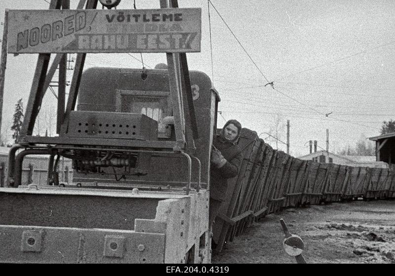 Tootsi Turbabriketitööstuse elektrivedurijuht S. Tammepõld.