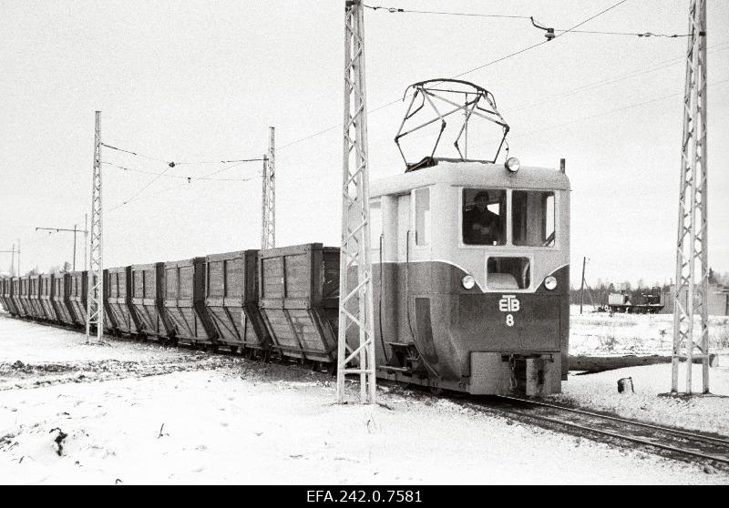 Elektrivedur viib pihustatud turba vagonetid Tootsi briketitehasesse.