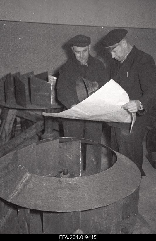 Tootsi Briketitööstuse masinatepargi juhataja A. Aun ja lukksepp G. Väinola uusi valmistatavaid pneumaatilisi ventilaatoreid kontrollimas.