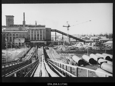 Tootsi Turbabriketitööstuse üldvaade. Paremal: uue tehase ehitusplats.  similar photo