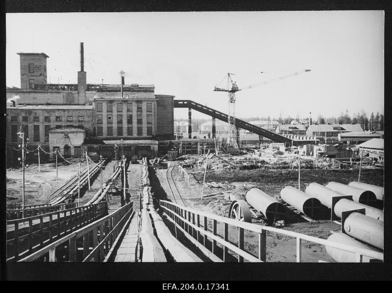 Tootsi Turbabriketitööstuse üldvaade. Paremal: uue tehase ehitusplats.