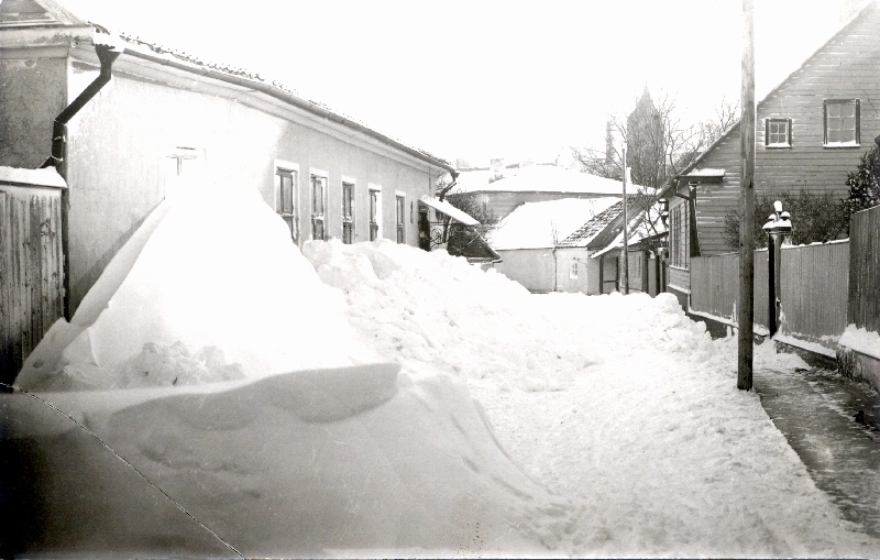 Photo. Haapsalu snow-rich winter. Hang in front of Dr. Hoffmann's house on the day of the Great Sea. 27-28.12.1913. Johanna Menert's whole.