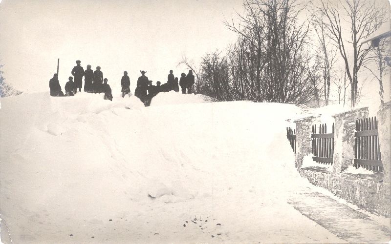 Photo. Snow-hanged Haapsalu Sadama t. 27-28.12.1913. Get people out of here. Johanna Menert's whole.