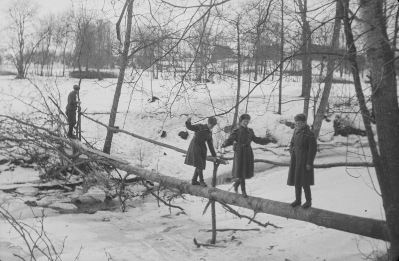 Sõdurid mahalangenud puust tehtud silda ületamas