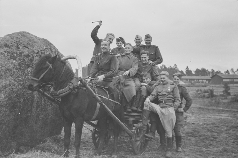 Sõdurid hoburakendiga rändrahnu juures grupipilti tegemas