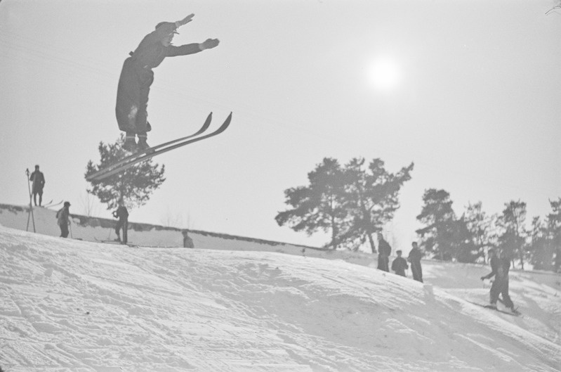 Noor suusahüppaja Mustamäe (Nõmme) suusahüppemäel