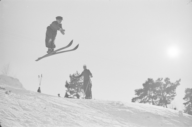 Noor suusahüppaja Mustamäe (Nõmme) suusahüppemäel