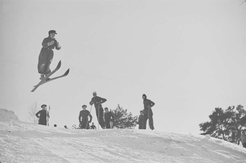 Noor suusahüppaja Mustamäe (Nõmme) suusahüppemäel