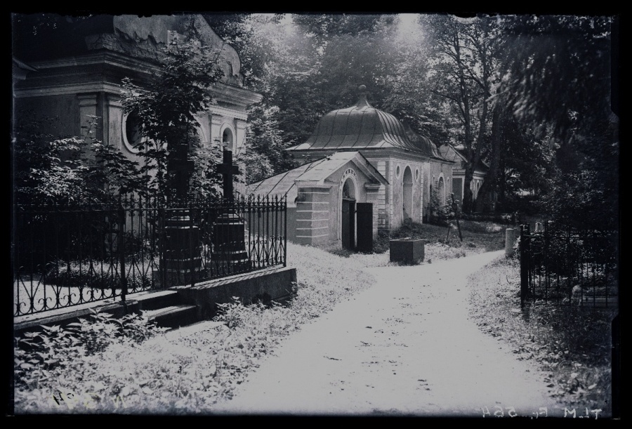 Tallinn, Kopli graveyard, look at the graveyards.