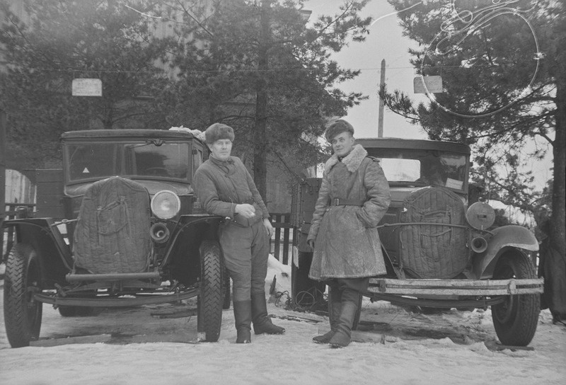 Sõdurid sõjaväeauto juures poseerimas