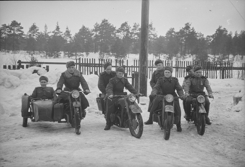 Sõdurid mootorratastel