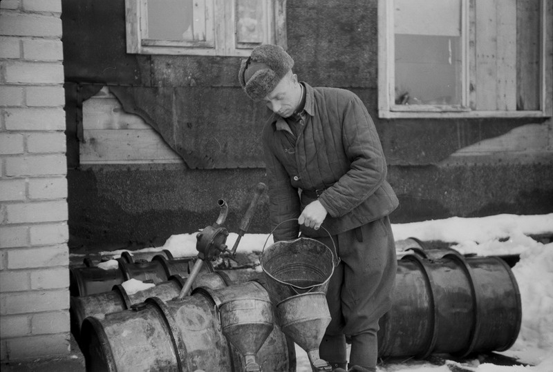 Sõdur kütust kanistritesse valamas