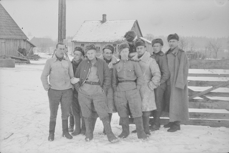 Sõdurid talvisel külamaastikul, grupipilt