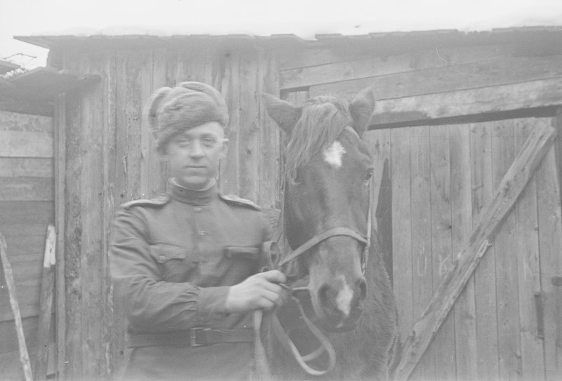 Sõdur hobusega poseerimas