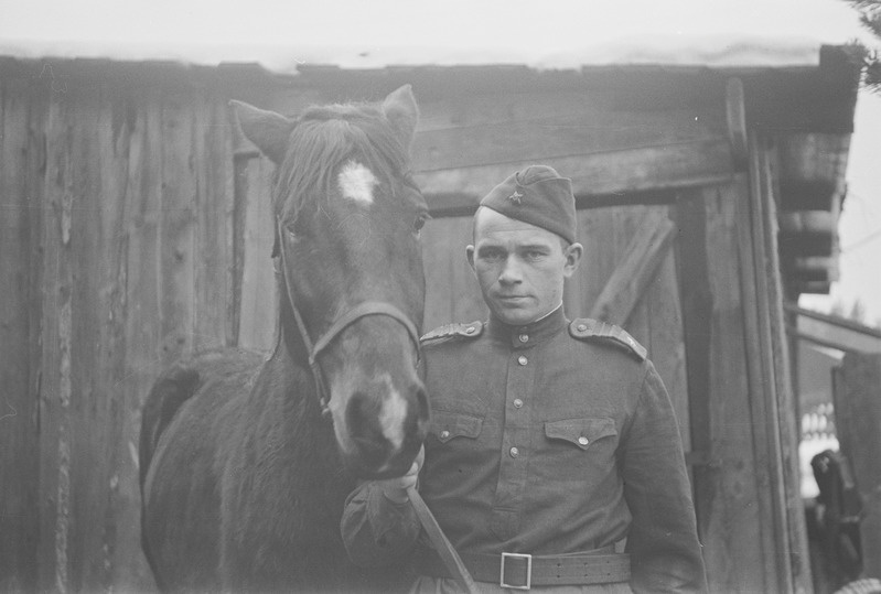 Sõdur hobusega poseerimas