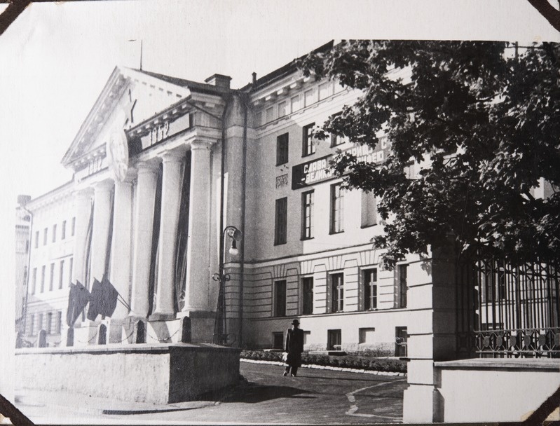 Tartu Ülikooli peahoone taasavamise 50. aastapäeva piduehtes 1952
