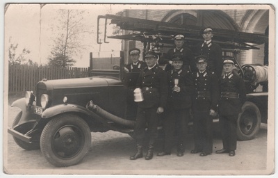 Members of the Cople VTÜ in front of two cups of firefighting cars in 1937.  duplicate photo