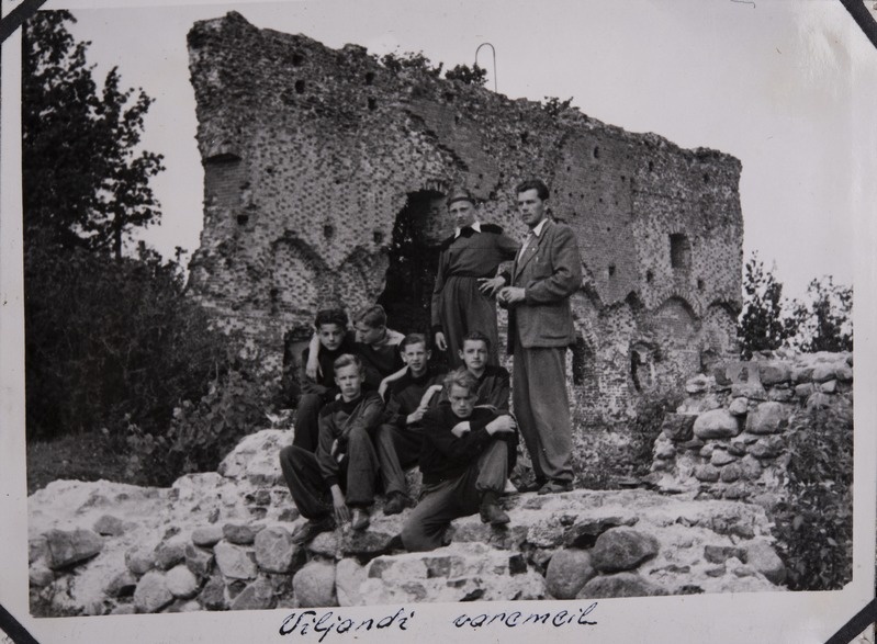 Ümber Võrtsjärve jalgrattamatkastast osavõtjad Viljandi lossivaremeis