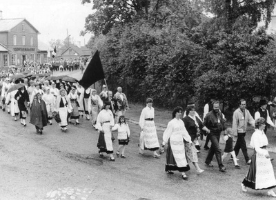 Käina laulupäev. Peolised rongkäigus  similar photo