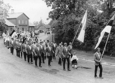 Käina laulupäev. Peolised rongkäigus  similar photo