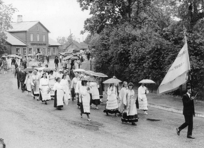 Käina laulupäev. Peolised rongkäigus